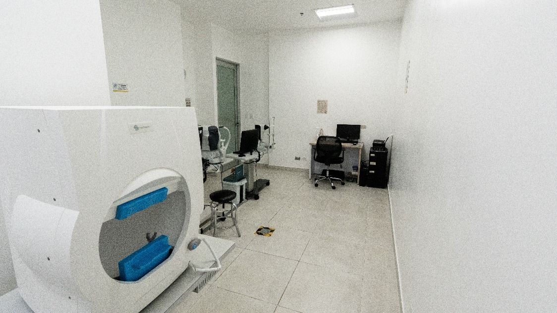 Sala de diagnóstico de Estudios Oftalmológicos con campímetro y lámpara de hendidura
